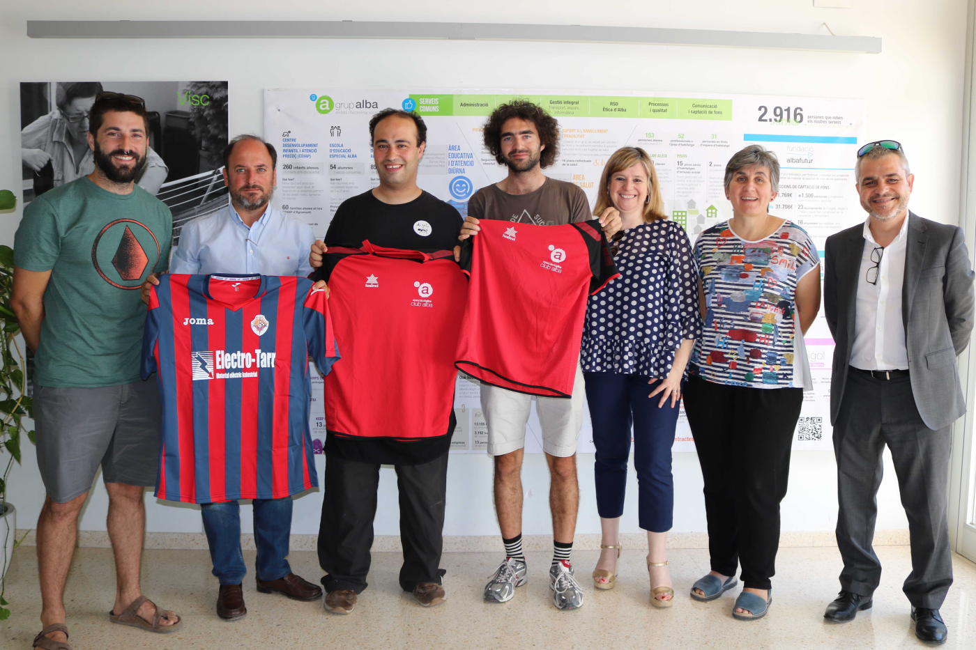 Conveni a 3 bandes entre la Unió Esportiva Tàrrega, l’Obra Social "la Caixa" i el Grup Alba per fomentar l'accés al camp de futbol del Tàrrega a les persones amb discapacitat.