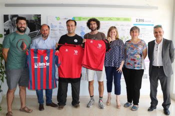 Conveni a 3 bandes entre la Unió Esportiva Tàrrega, l’Obra Social "la Caixa" i el Grup Alba per fomentar l'accés al camp de futbol del Tàrrega a les persones amb discapacitat.