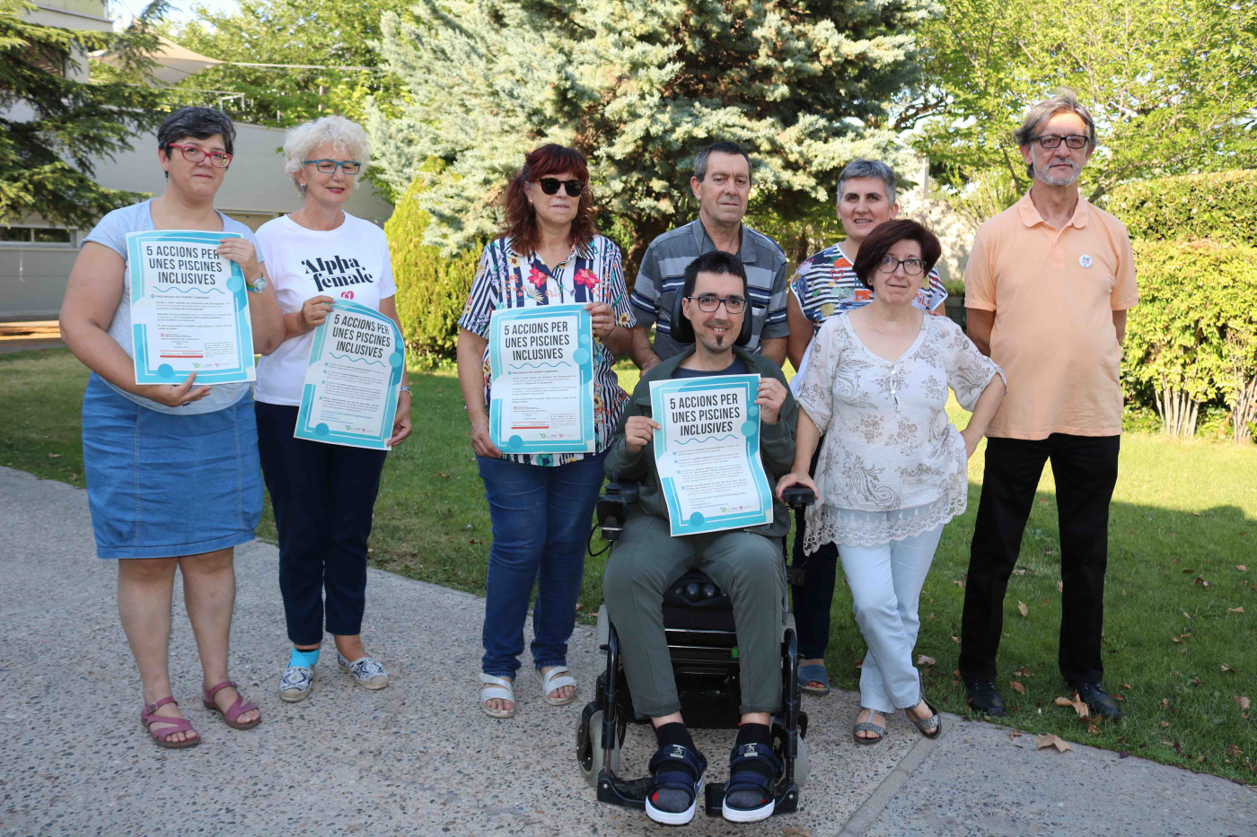 Famílies del Grup Alba impulsen una campanya per millorar l'accessibilitat de les persones amb discapacitat a les piscines de l'Urgell, Segarra i Pallars Jussà