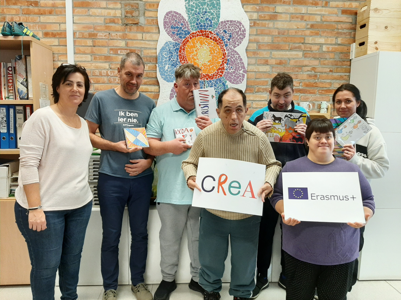 Persones de l'entitat islandesa d'Asgardur visiten el Grup Alba