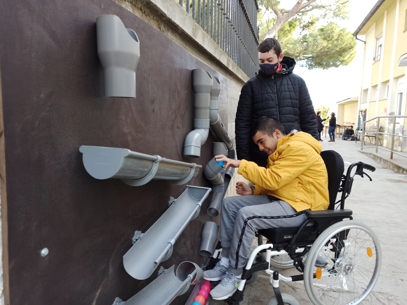L’Escola Alba estrena nous jocs sensorials adaptats pel pati de les experiències gràcies al suport de l’empresa Laumont