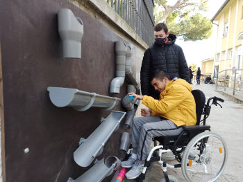 L’Escola Alba estrena nous jocs sensorials adaptats pel pati de les experiències gràcies al suport de l’empresa Laumont