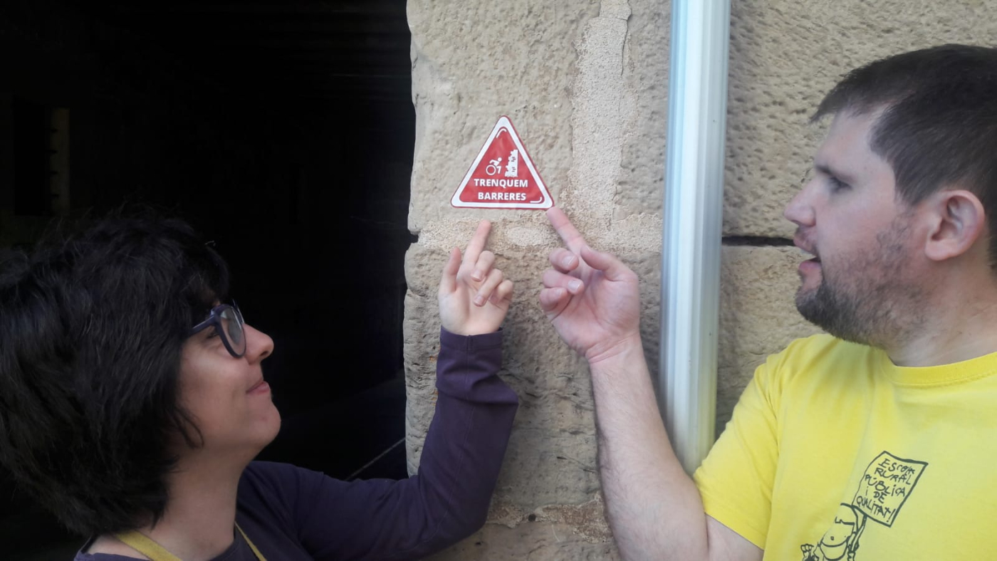 Joves de l'Associació Alba i de l'Escola Vedruna dissenyen un adhesiu per fer visibles els problemes d'accessibilitat dels carrers de Tàrrega