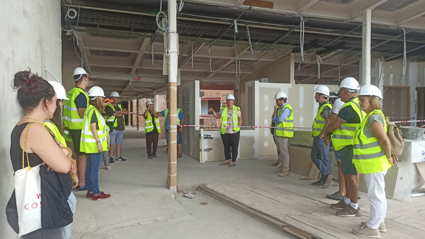 Les famílies de l’Associació Alba visiten les obres del futur Equipament Comunitari “La Bassa” que l’entitat està construint a Sant Martí de Maldà.