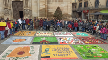L’Associació Alba reivindica l’accés a la cultura amb una performance artística per commemorar el Dia Mundial de la Discapacitat.
