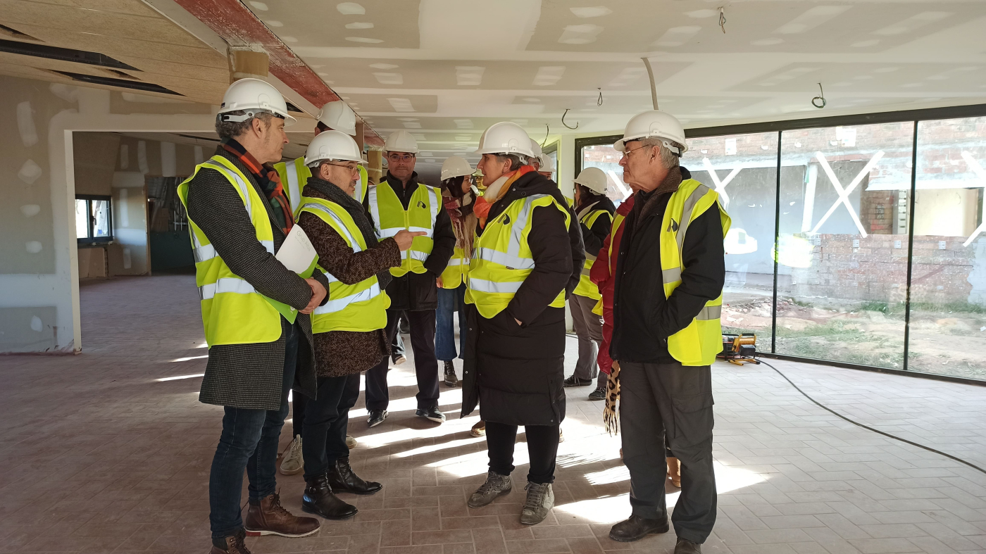 El conseller de Drets Socials de la Generalitat, Carles Campuzano, visita les obres del futur Equipament Comunitari “La Bassa” de l’Associació Alba que oferirà serveis de suport a l’envelliment en un entorn rural.