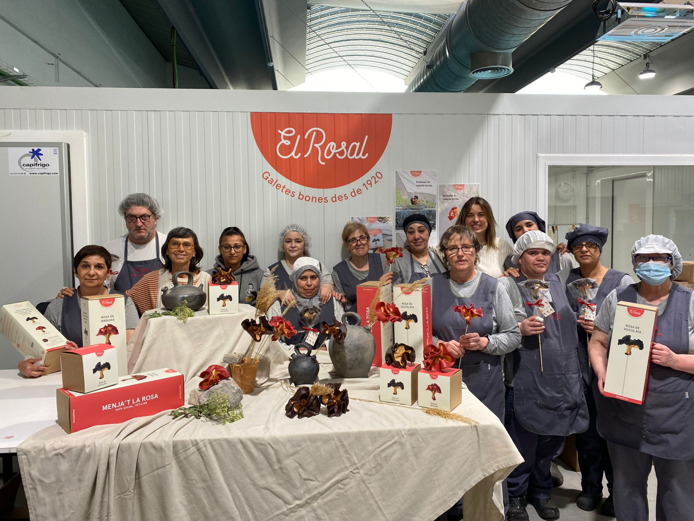 La rosa de galeta i xocolata de l’obrador El Rosal celebra 10 anys de Sant Jordi estrenant nous packs que posen en valor el producte i el projecte social.