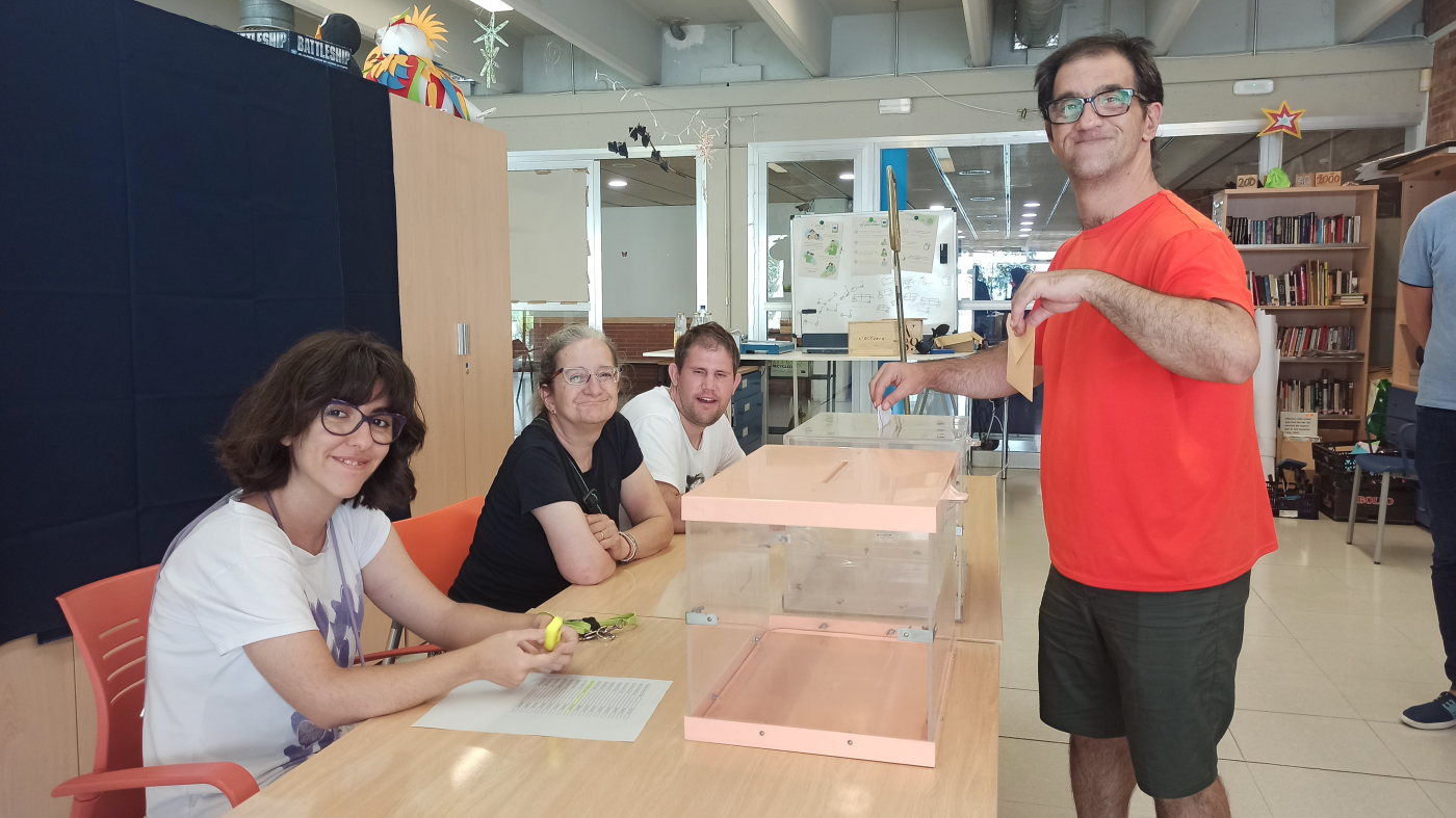 Persones de l’Associació Alba es formen per poder exercir el seu dret a vot.