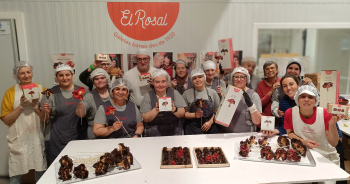 El Rosal preveu vendre 30.000 roses de galeta i xocolata aquest Sant Jordi, la meitat seran a empreses.