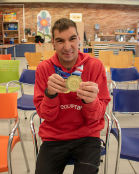 Gran rebuda a Pol Puiggener, del Club Alba, doble medalla d’or als Special Olympics d’Hivern.