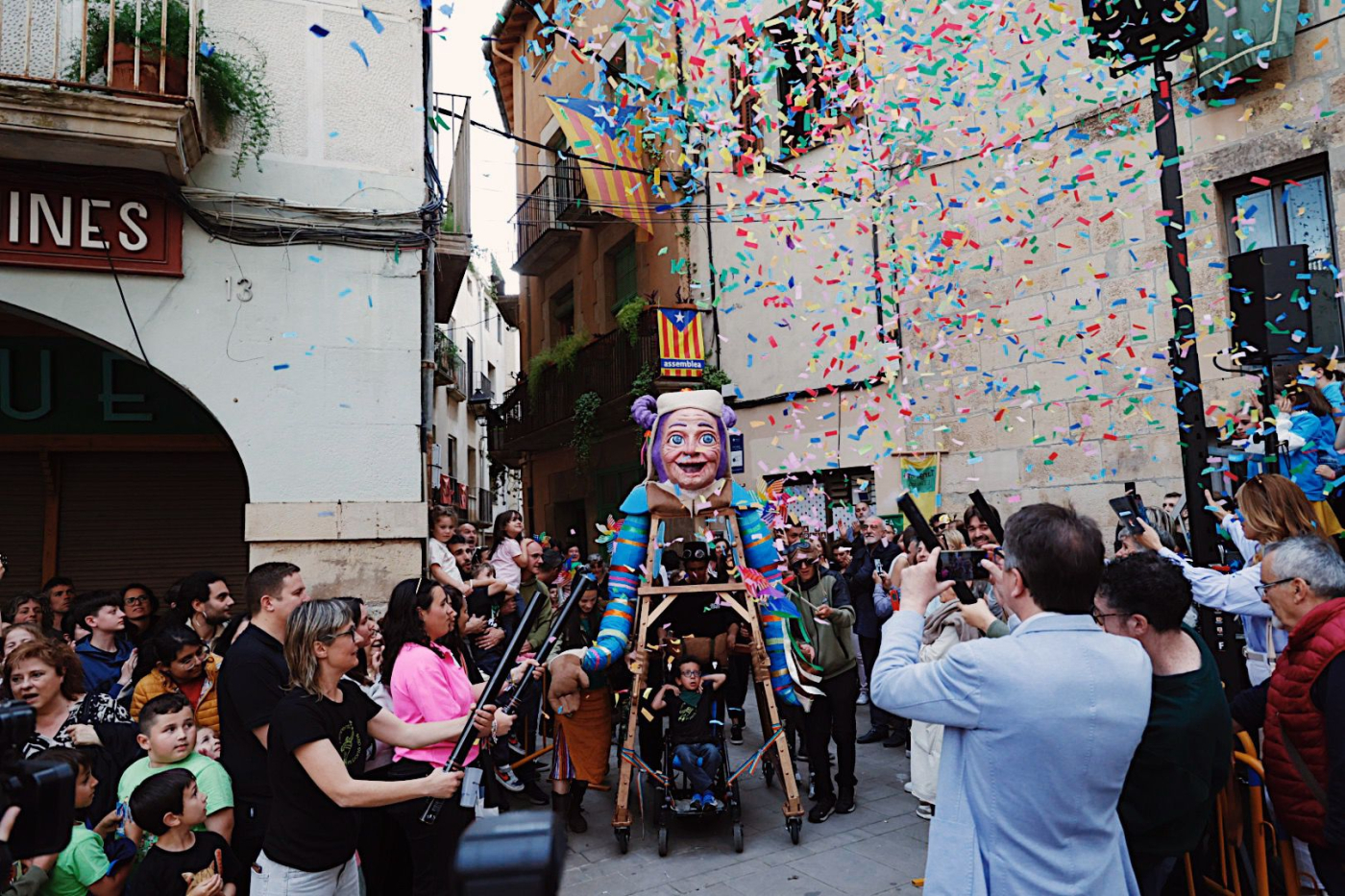 Alba presenta la seva gegantona inclusiva en el marc de la Festa Major de Tàrrega.
