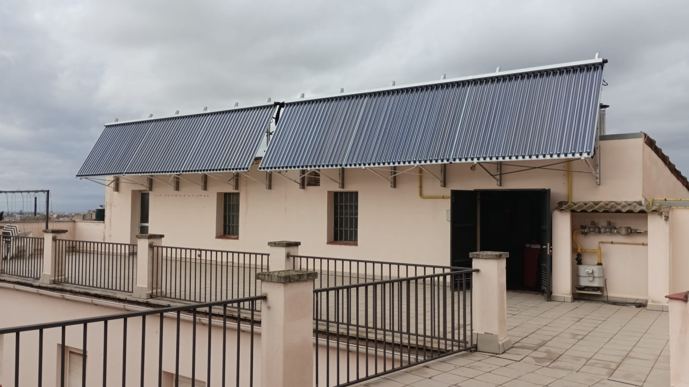 Alba instal·la un nou sistema de plaques solars tèrmiques a la Llar Aleix per reduir consum de gas i emissions