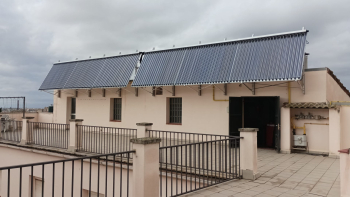 Alba instal·la un nou sistema de plaques solars tèrmiques a la Llar Aleix per reduir consum de gas i emissions