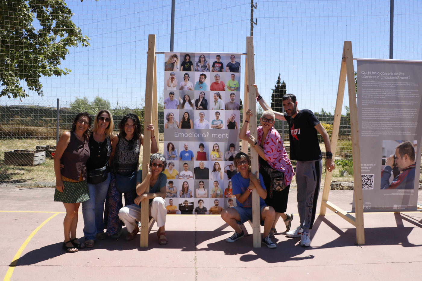 La fotògrafa Núria Boleda i persones del Servei Prelaboral d'Alba creen l'exposició “Emocional.ment”