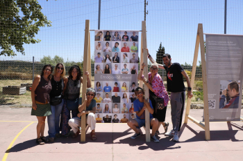 La fotògrafa Núria Boleda i persones del Servei Prelaboral d'Alba creen l'exposició “Emocional.ment”