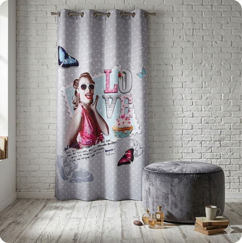 Visillo gris con chica en fucsia Love