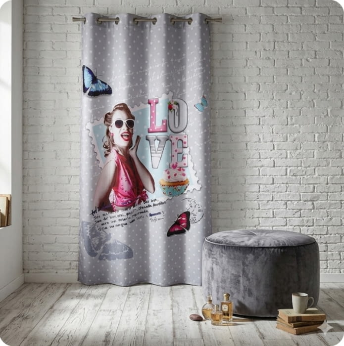 Visillo gris con chica en fucsia Love