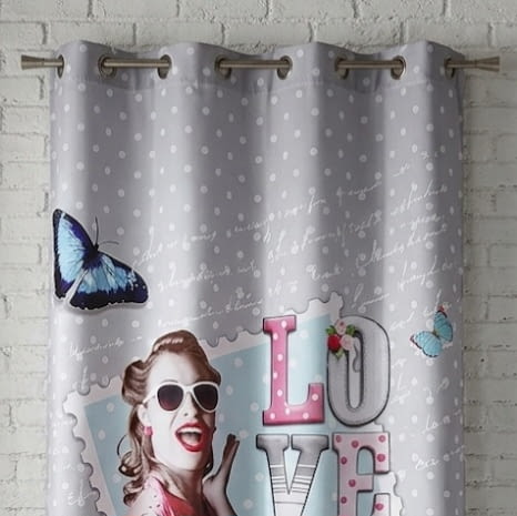 Visillo gris con chica en fucsia Love - 3