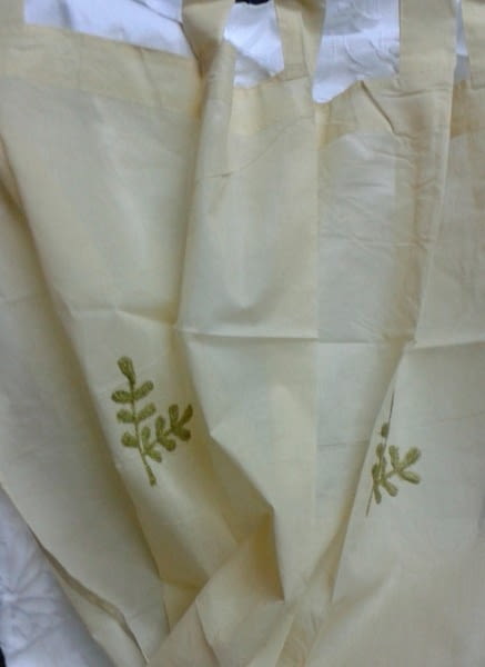 1 Visillo beige bordado verde