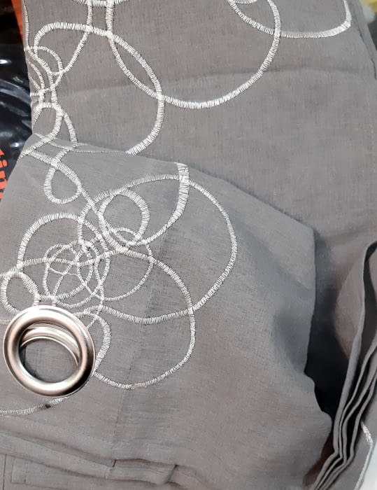 1 Visillo gris bordado ollaos