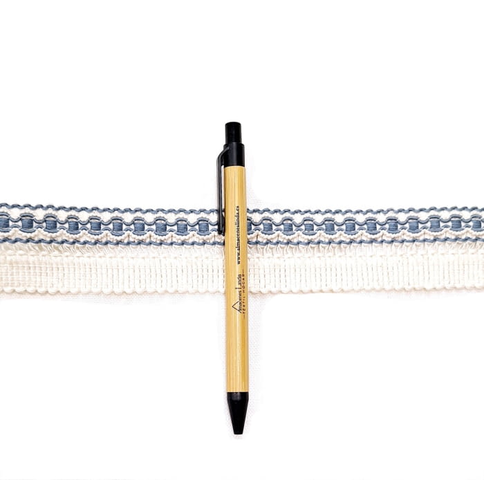 Puntilla cruda con detalles en azul