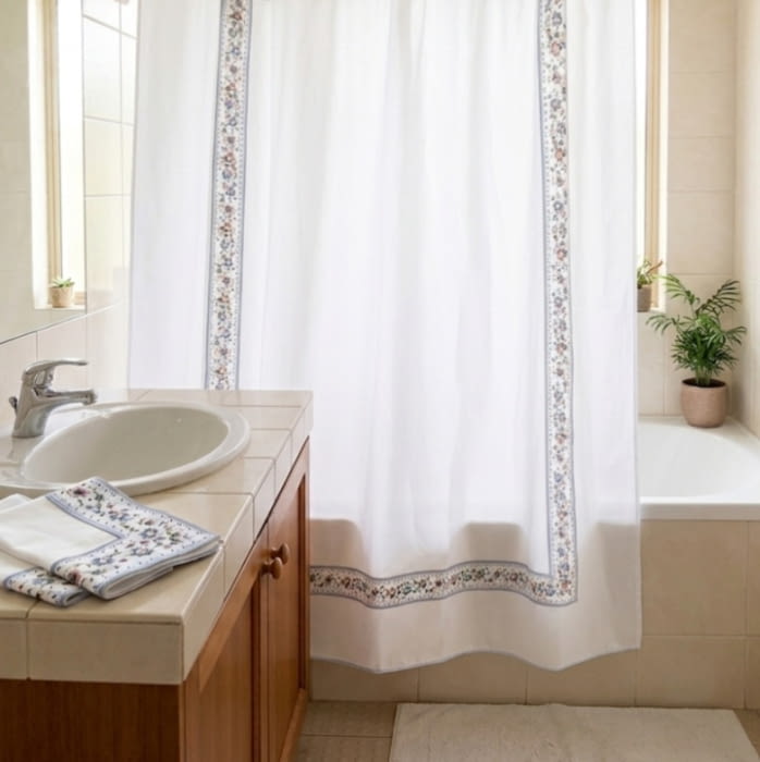 Cortina de baño loneta blanca greca florecitas - 2