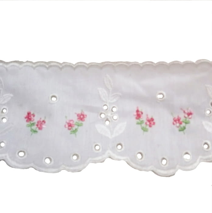 Puntilla blanca flores rosas