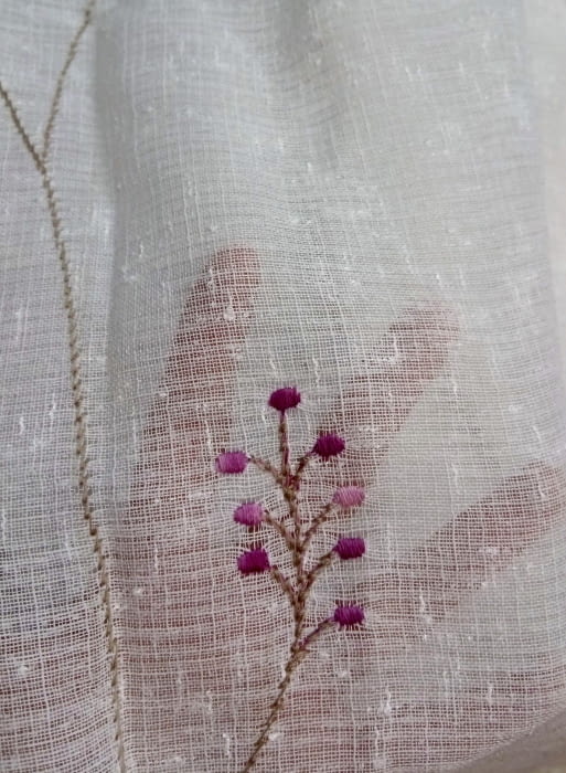 Tela visillo florecitas  malva. - 1