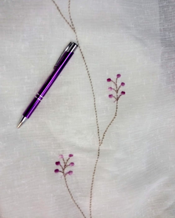 Tela visillo florecitas  malva. - 2