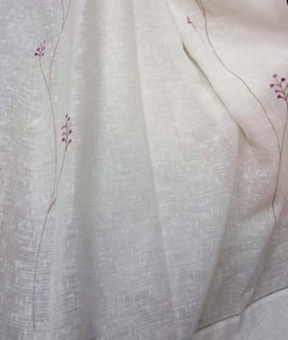 Tela visillo florecitas  malva. - 3