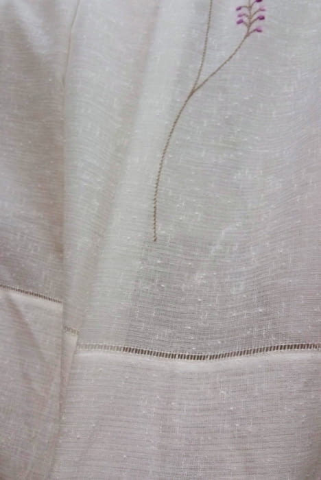 Tela visillo florecitas  malva. - 6