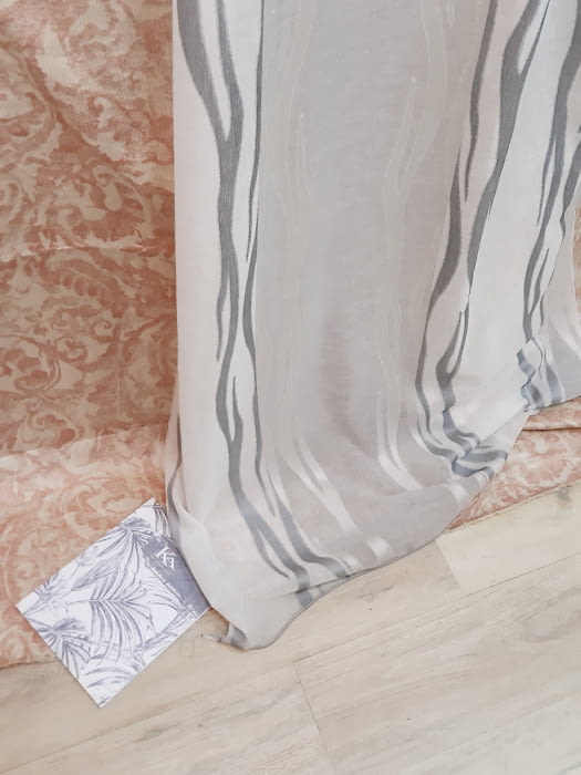 Tela visillos grises sinuosa