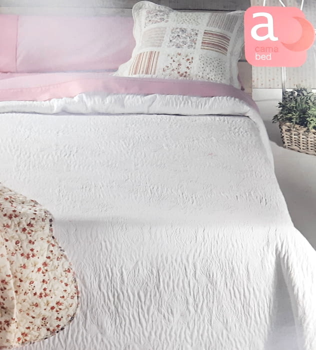 Colcha de piqué labrado blanco. Cama: 90 y