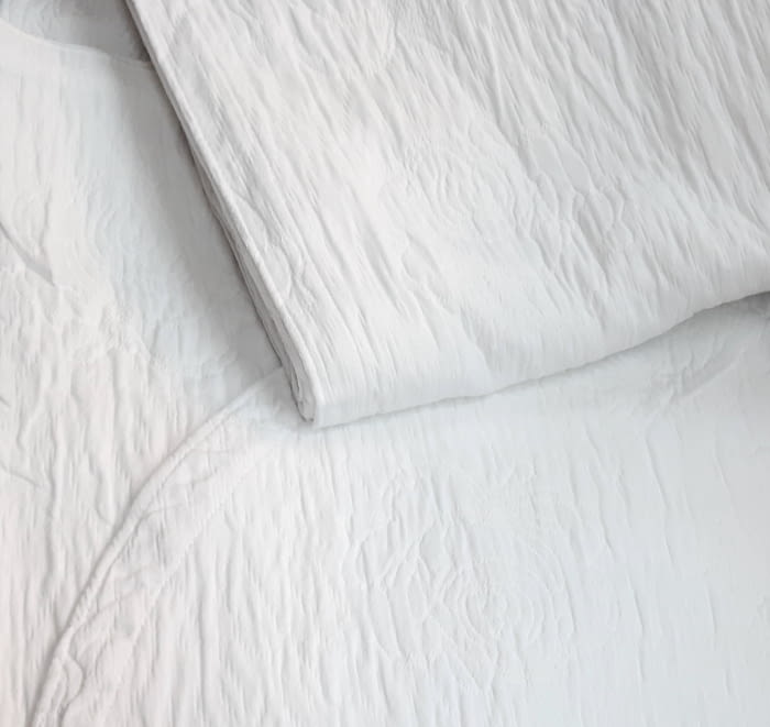 Colcha de piqué labrado blanco. Cama: 90 y - 2