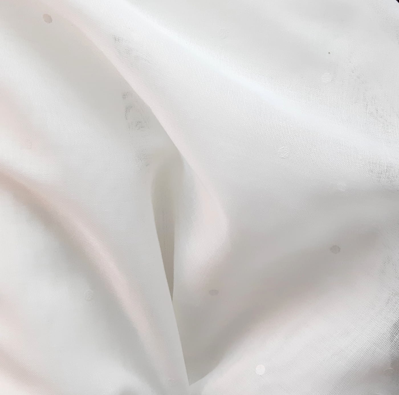 Este delicado #visillo blanco decorado con un sutil estampado de topos con  acabado #Plumeti, dará un aire coqueto y acogedo…