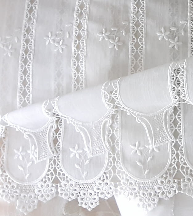 Tela visillo holandés bordado confeccionado. Alto: 2,15 metros - 1