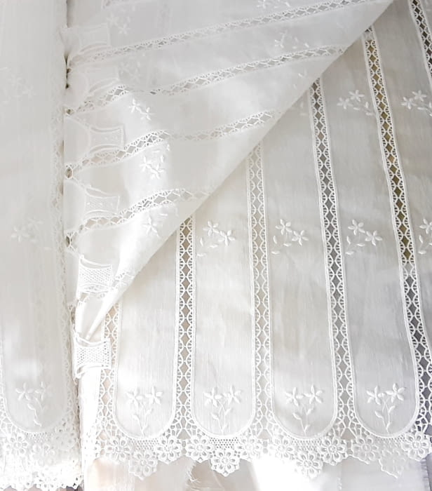 Tela visillo holandés bordado confeccionado. Alto: 2,15 metros - 2