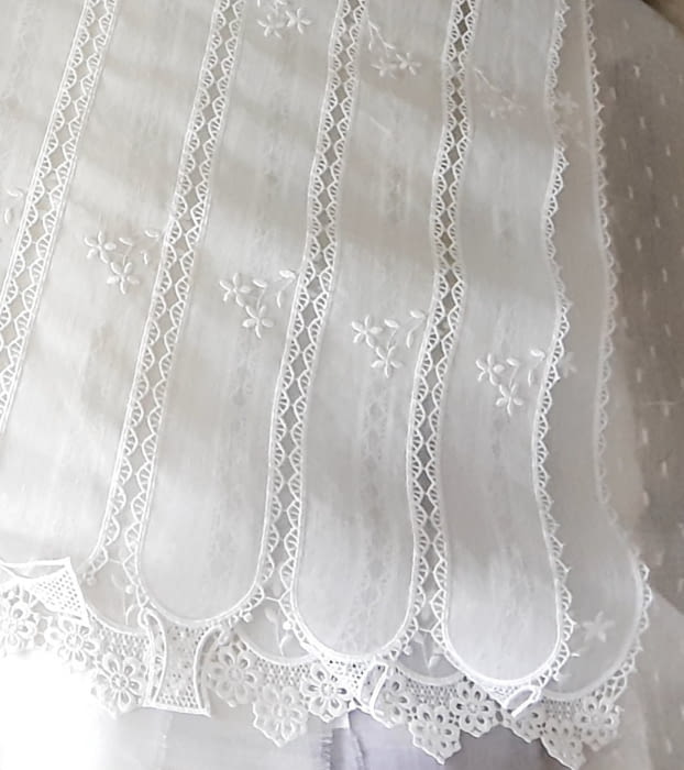 Tela visillo holandés bordado confeccionado. Alto: 2,15 metros - 3