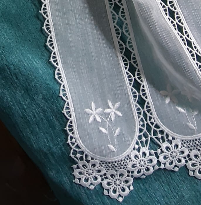 Tela visillo holandés bordado confeccionado. Alto: 2,15 metros - 4