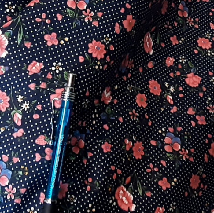 Tela azul florecitas rosas 140