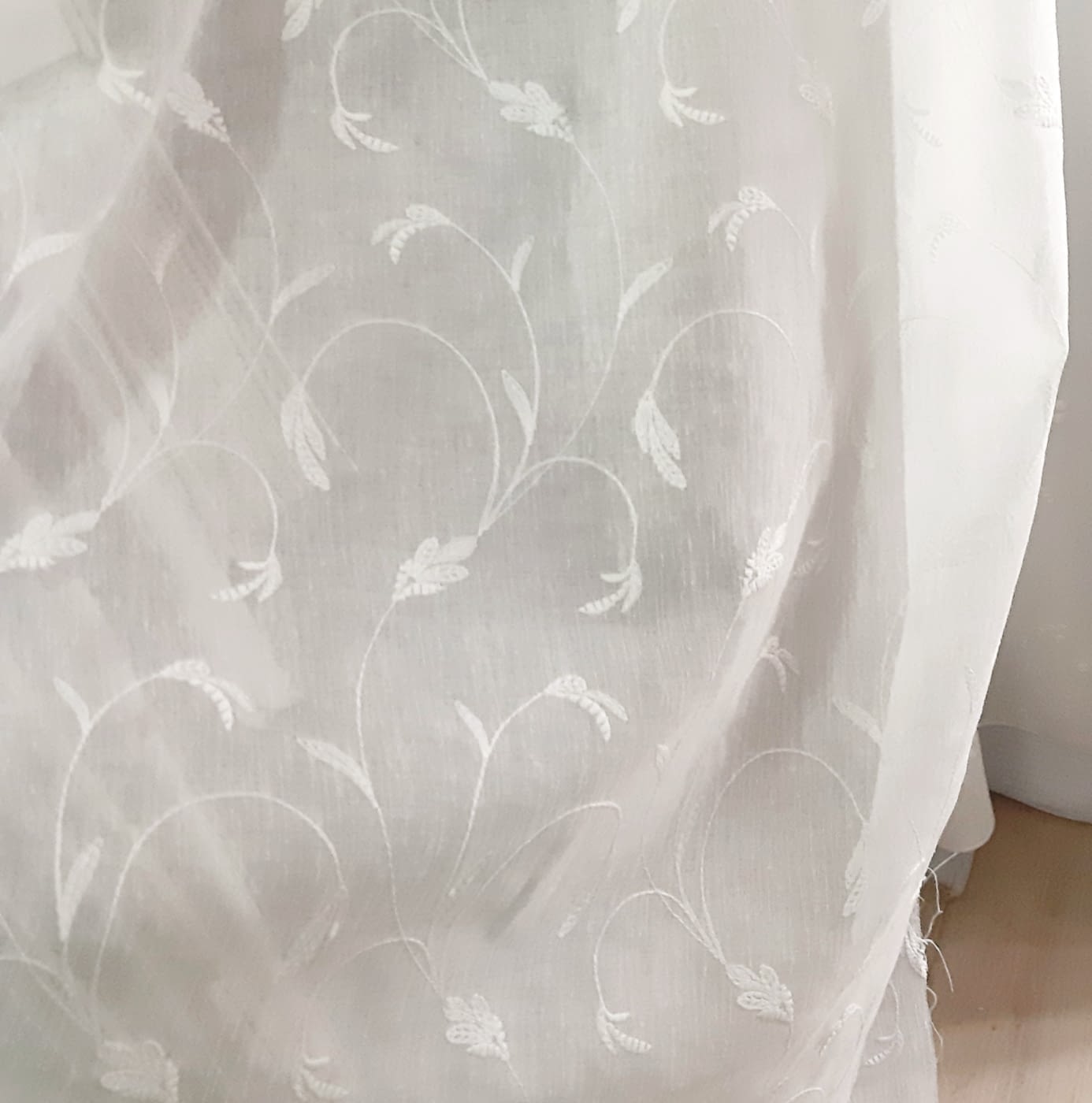 GENERICO Visillos blancos con diseño bordado Hojas Grises 230x140cm