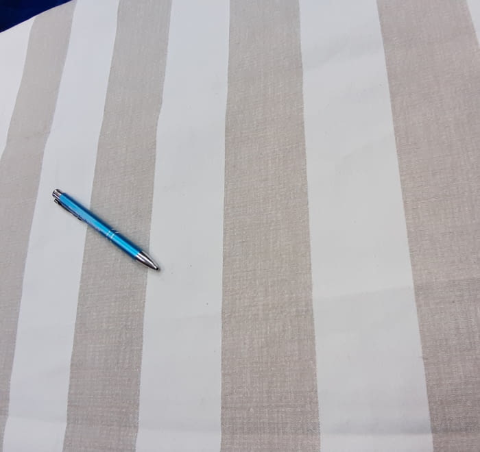 Tela tapicería rayas beige 120 x 185 cm - 1