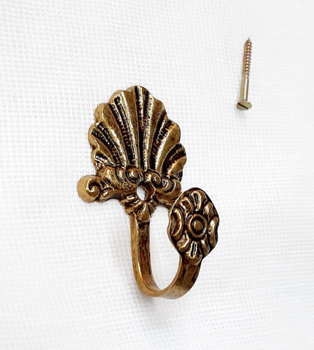 Alzapaño dorado concha 7 cm