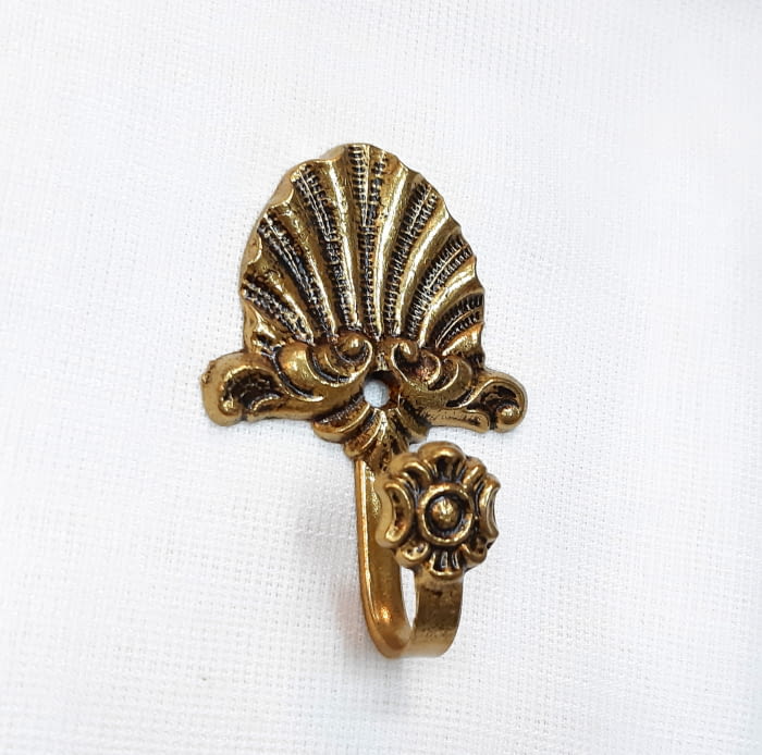 Alzapaño dorado concha 9 cm