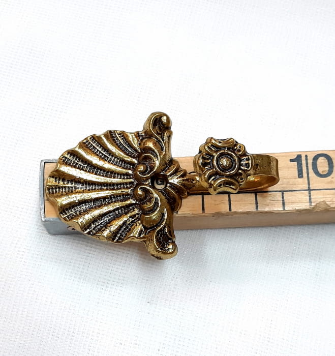 Alzapaño dorado concha 9 cm - 1