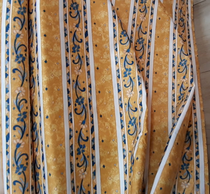 Tela raya amarilla flor azul 280 - 2