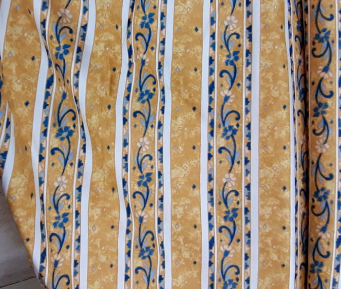 Tela raya amarilla flor azul 280 - 4