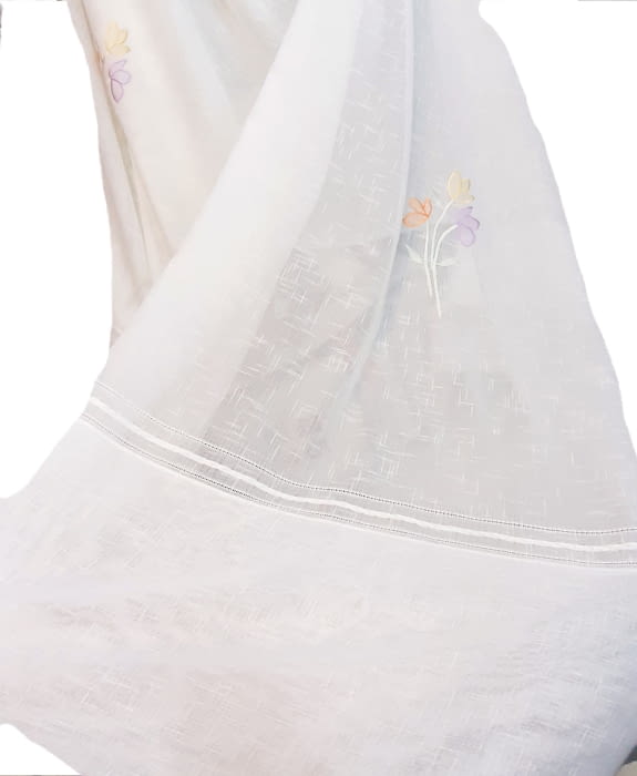 Tela visillo flores lilas bajo