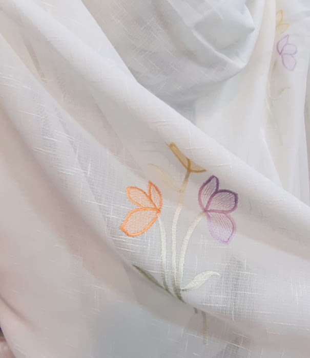 Tela visillo flores lilas bajo - 1