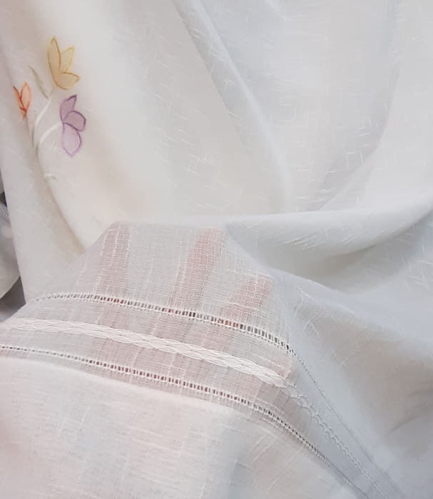 Tela visillo flores lilas bajo - 2